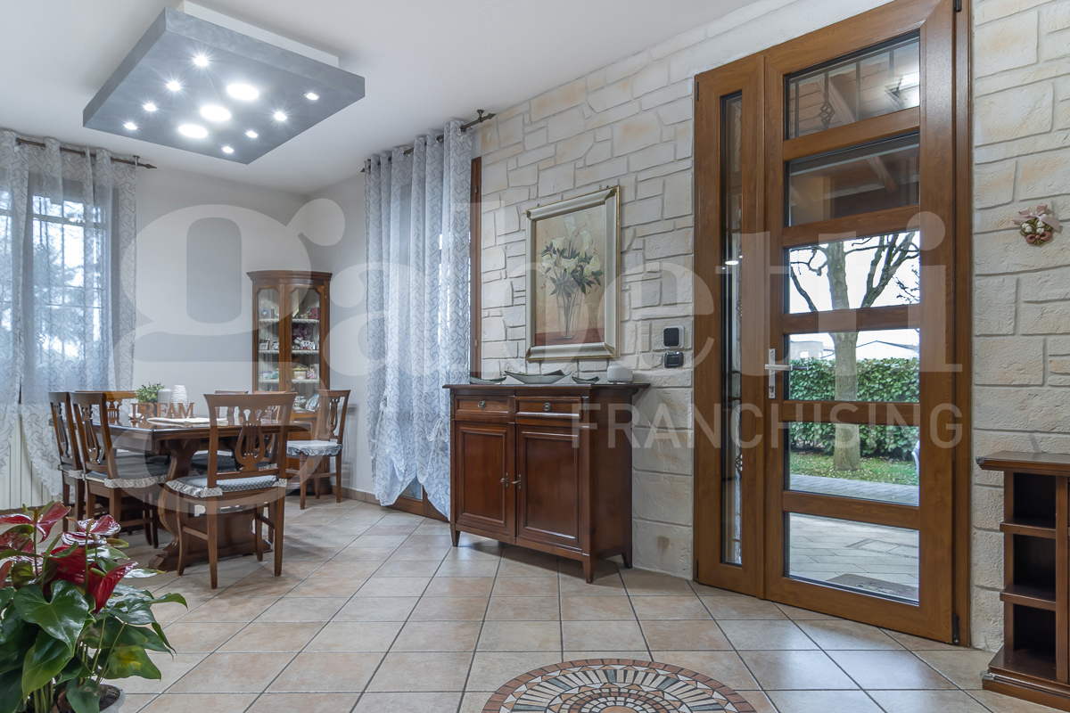 Villa con giardino a Calderara di Reno