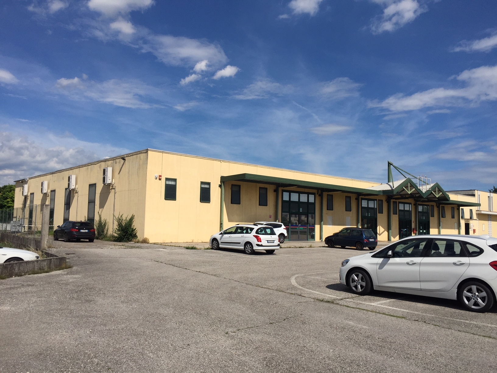 Locale commerciale in vendita a Treviso, Stiore