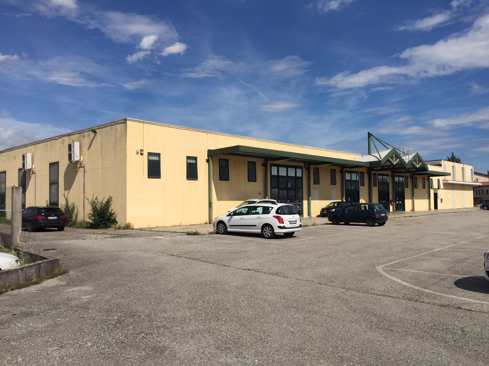 Locale commerciale in vendita a Treviso, Stiore