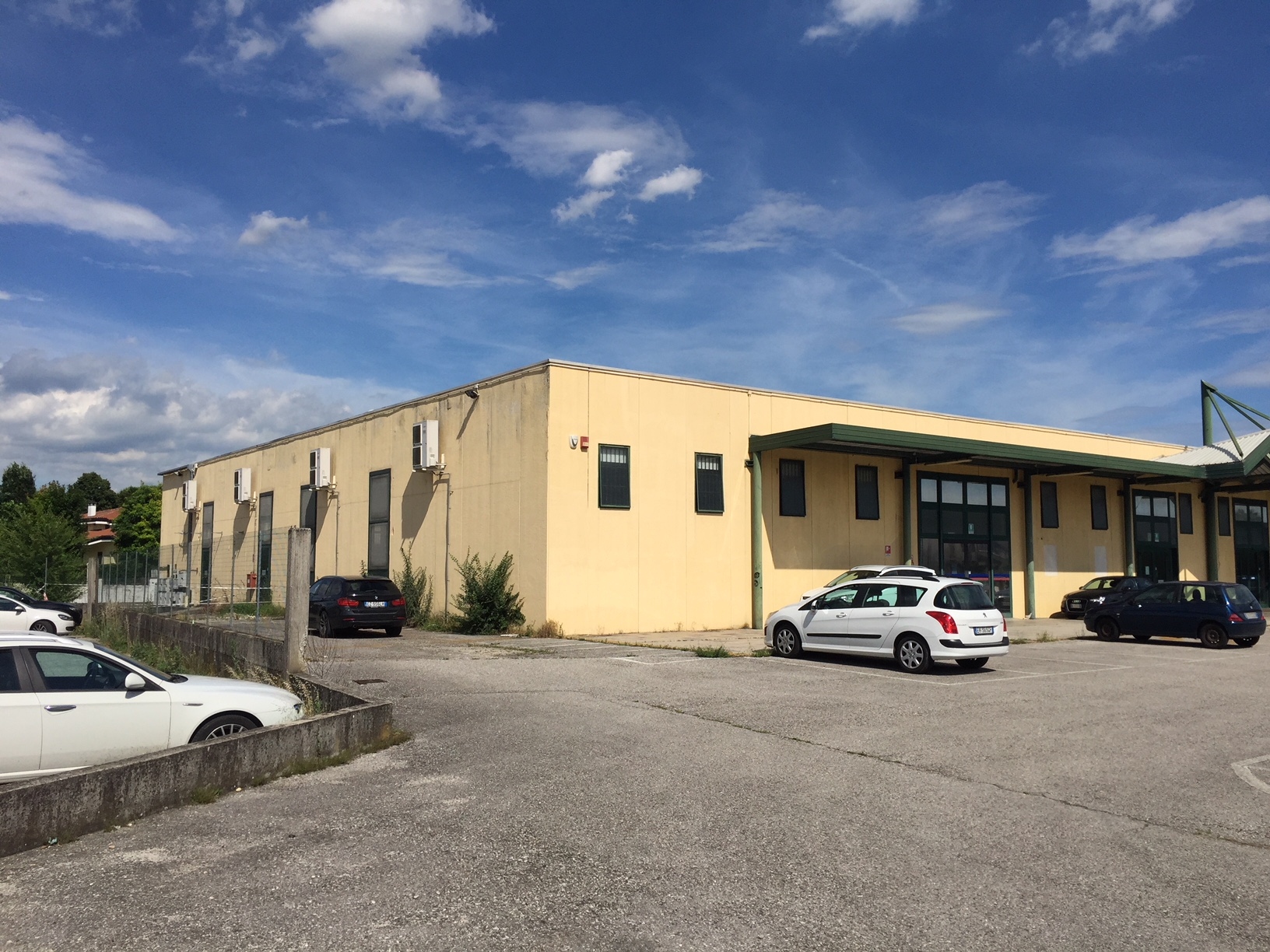 Locale commerciale in vendita a Treviso, Stiore