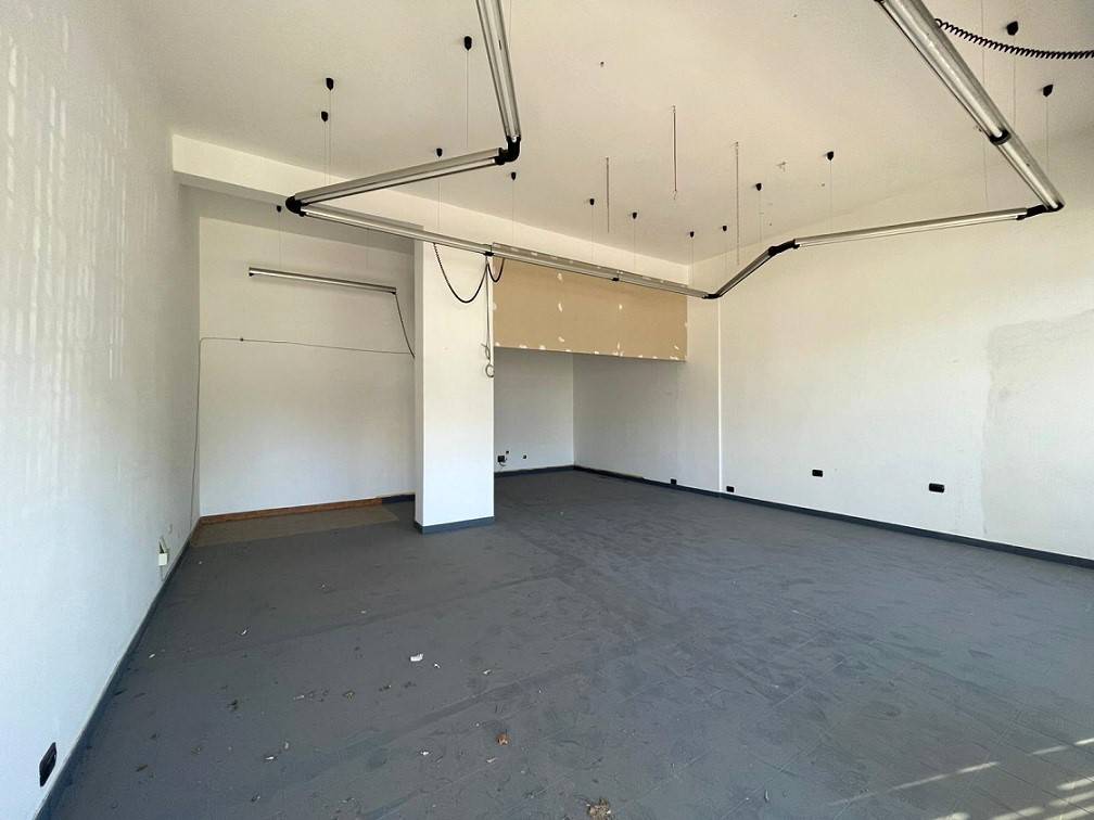 Locale commerciale in vendita a Palermo, Strasburgo