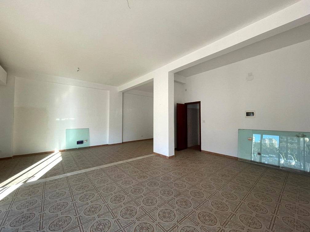 Locale commerciale in vendita a Palermo, Strasburgo