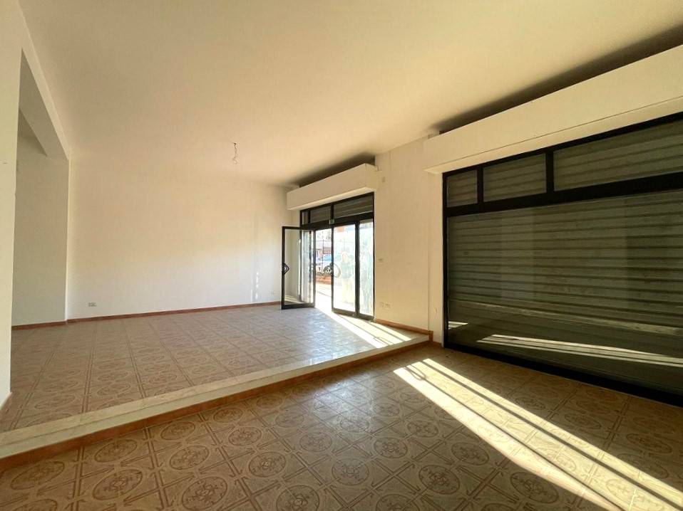 Locale commerciale in vendita a Palermo, Strasburgo