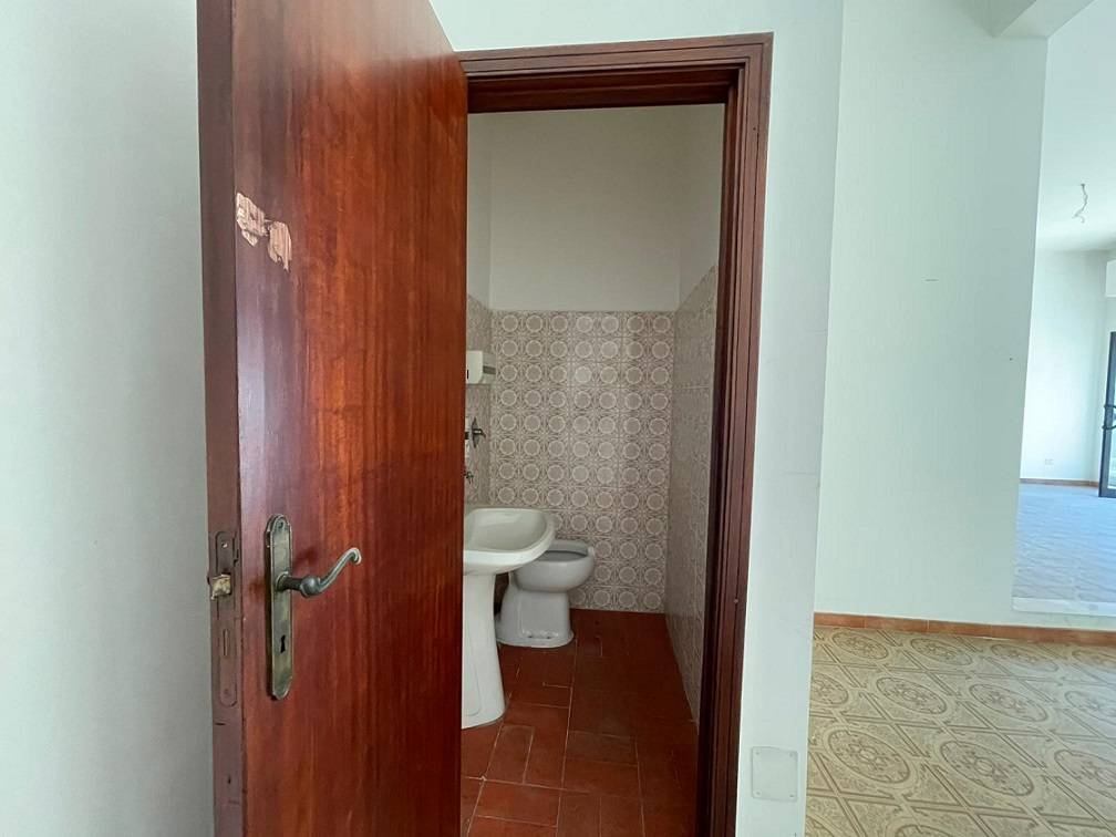 Locale commerciale in vendita a Palermo, Strasburgo