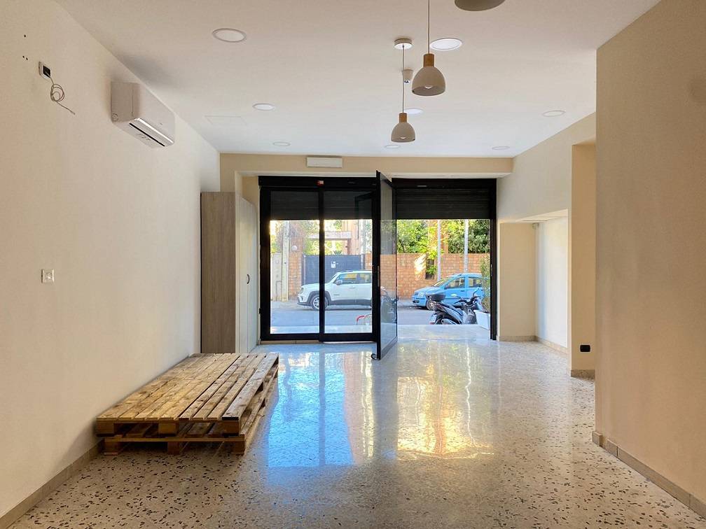 Locale commerciale in vendita a Palermo, San Lorenzo