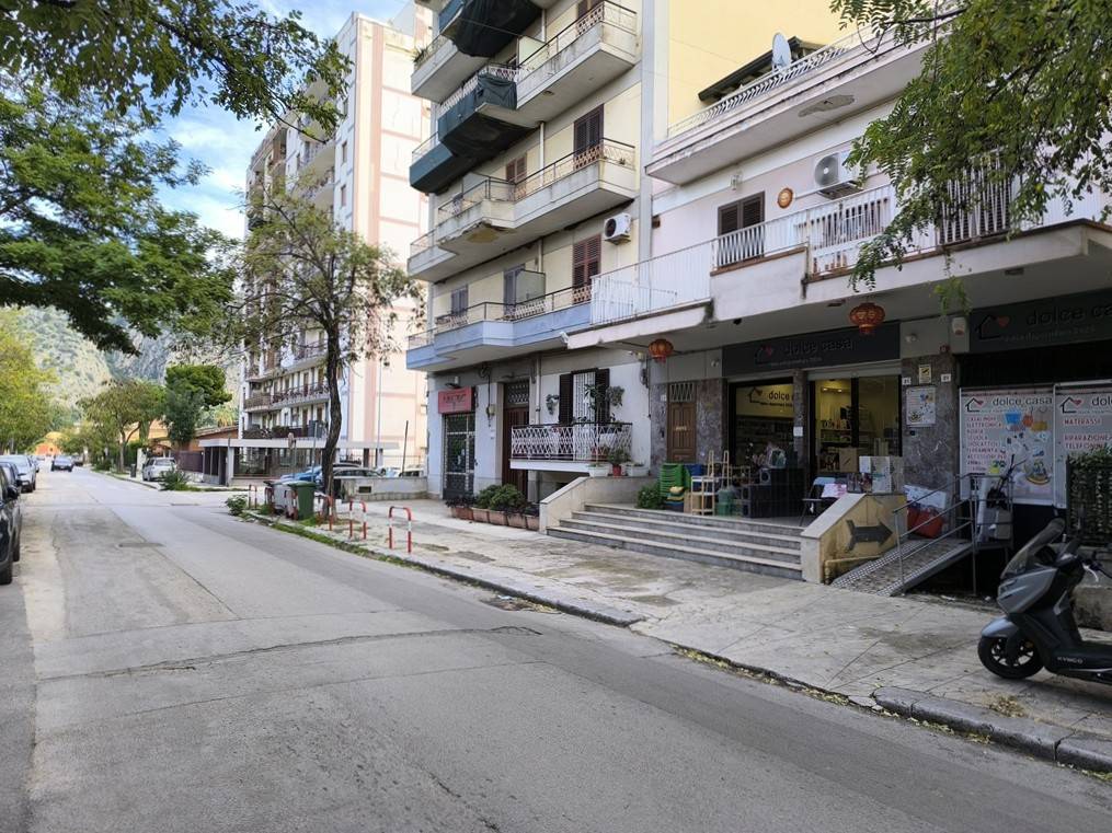 Locale commerciale in vendita a Palermo, San Lorenzo