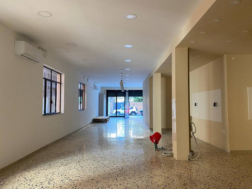 Locale commerciale in vendita a Palermo, San Lorenzo