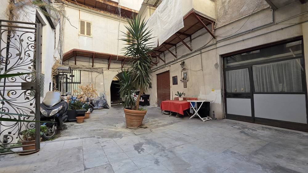 Magazzino in vendita a Palermo, Massimo