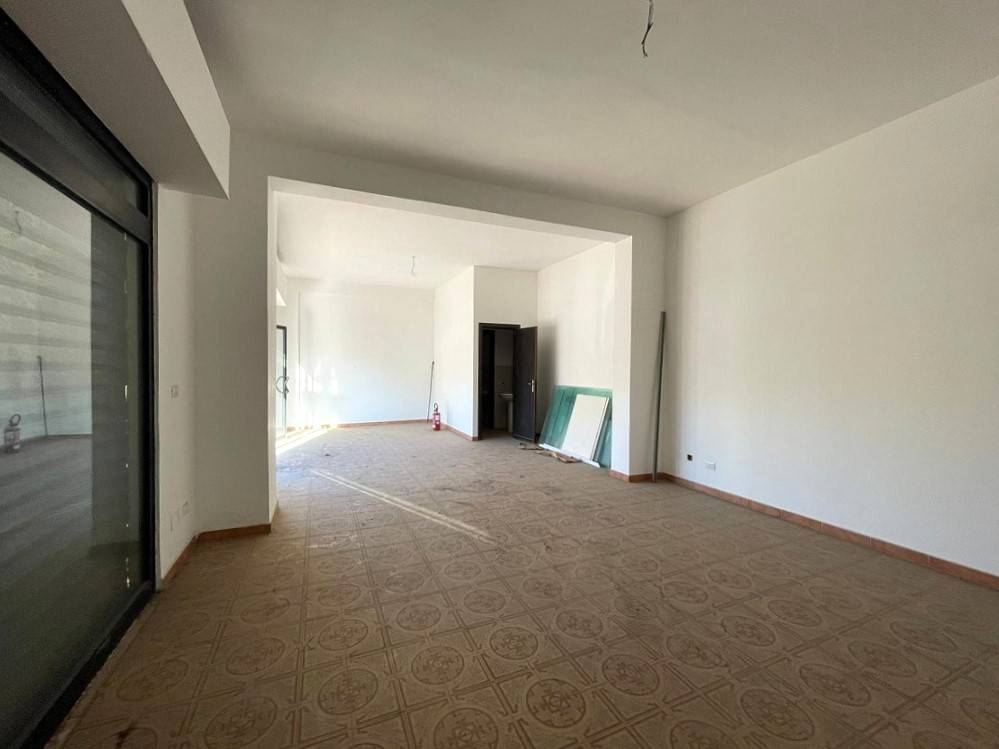 Locale commerciale in vendita a Palermo, Strasburgo