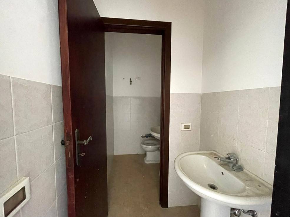 Locale commerciale in vendita a Palermo, Strasburgo