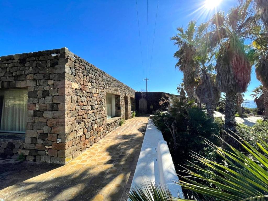 Locale commerciale in vendita a Pantelleria