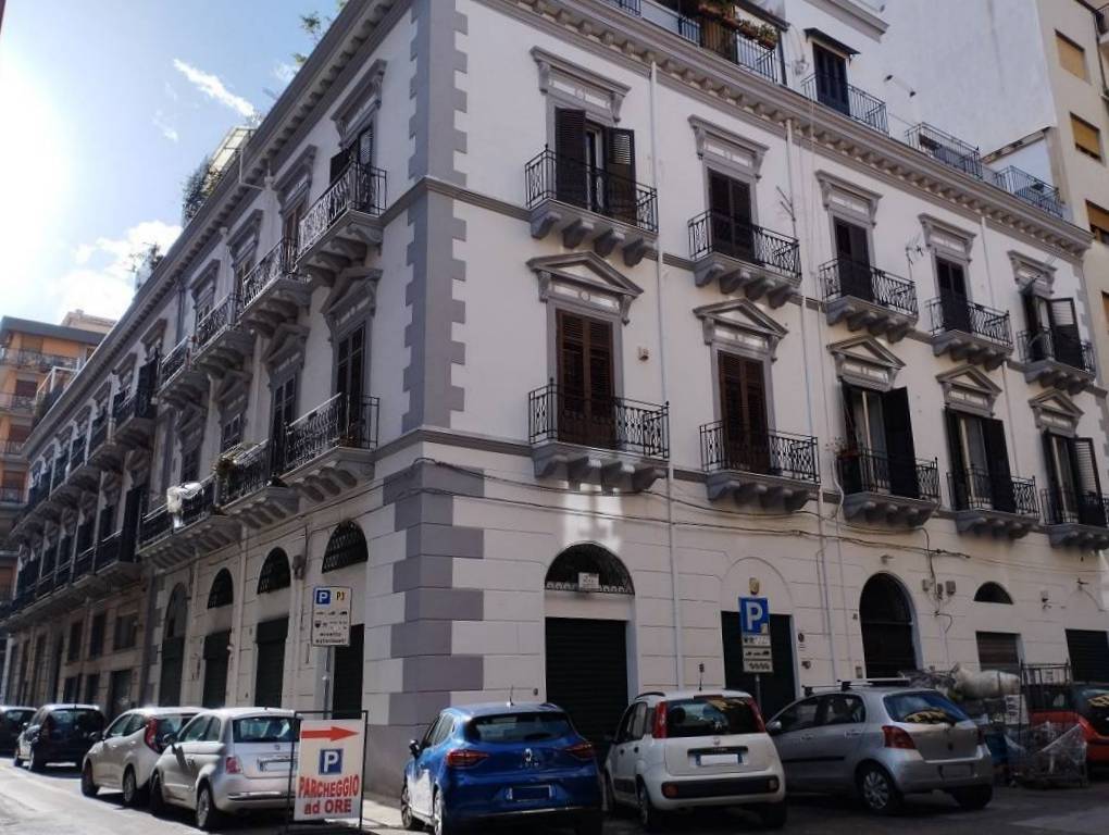 Posto moto in affitto a Palermo, Cavour