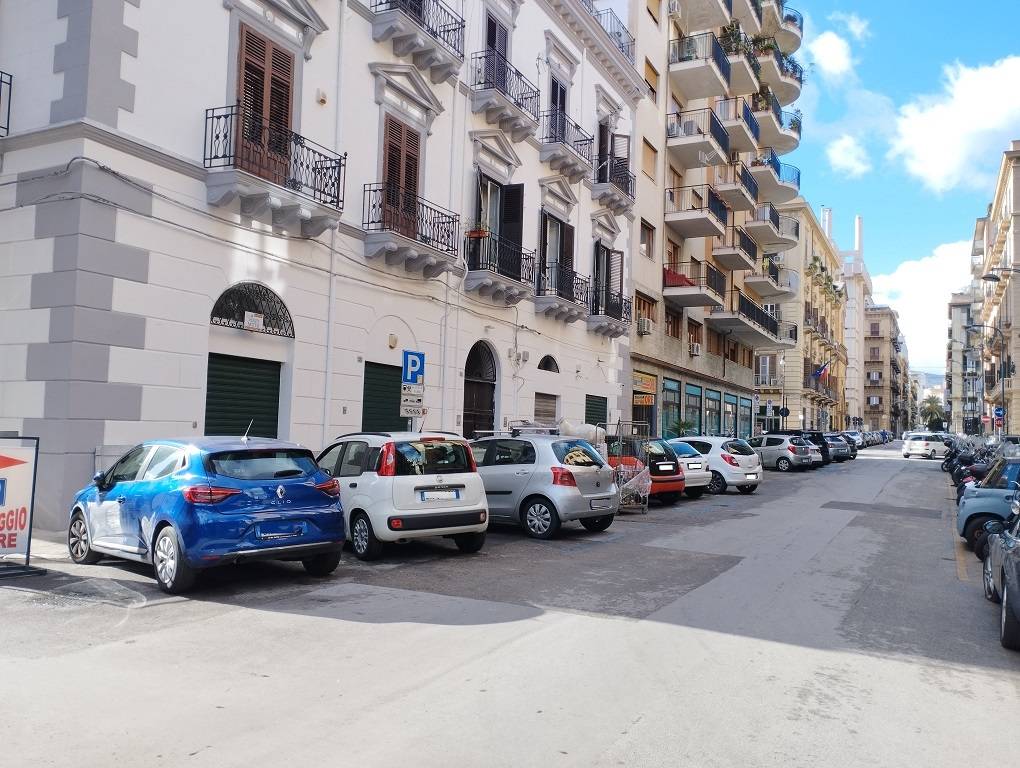 Posto moto in affitto a Palermo, Cavour