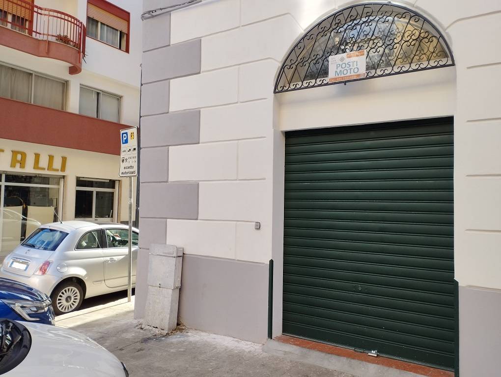 Posto moto in affitto a Palermo, Cavour