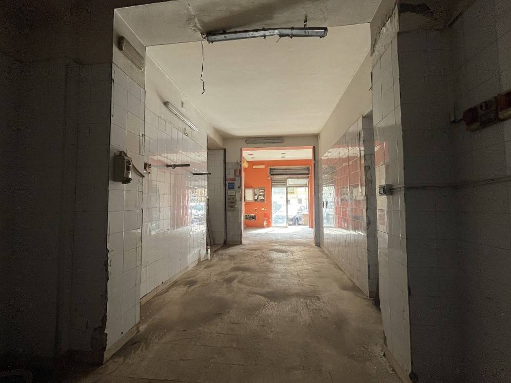 Locale commerciale in vendita a Palermo, Politeama