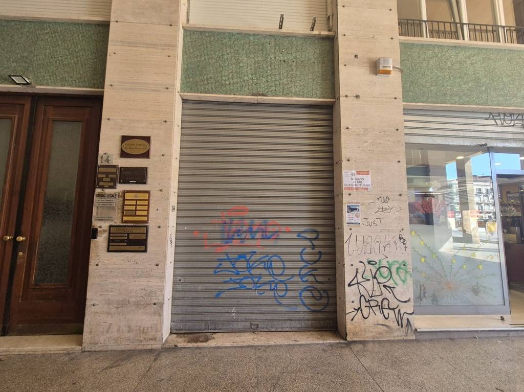 Locale commerciale in vendita a Palermo, Tribunale