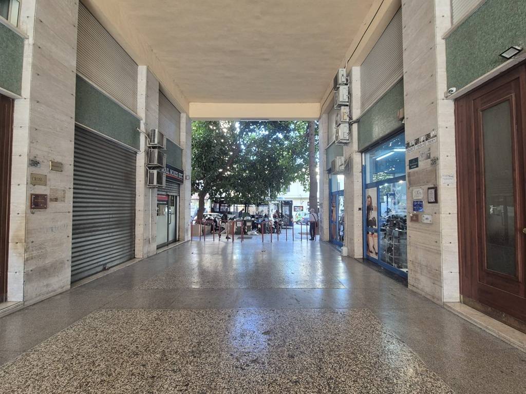 Locale commerciale in vendita a Palermo, Tribunale