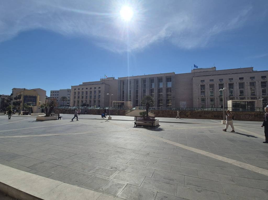 Locale commerciale in vendita a Palermo, Tribunale