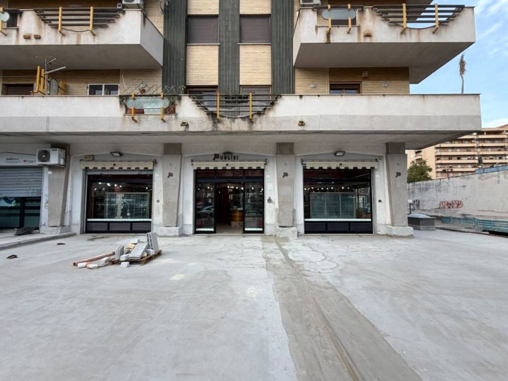 Locale commerciale in affitto a Palermo, Strasburgo