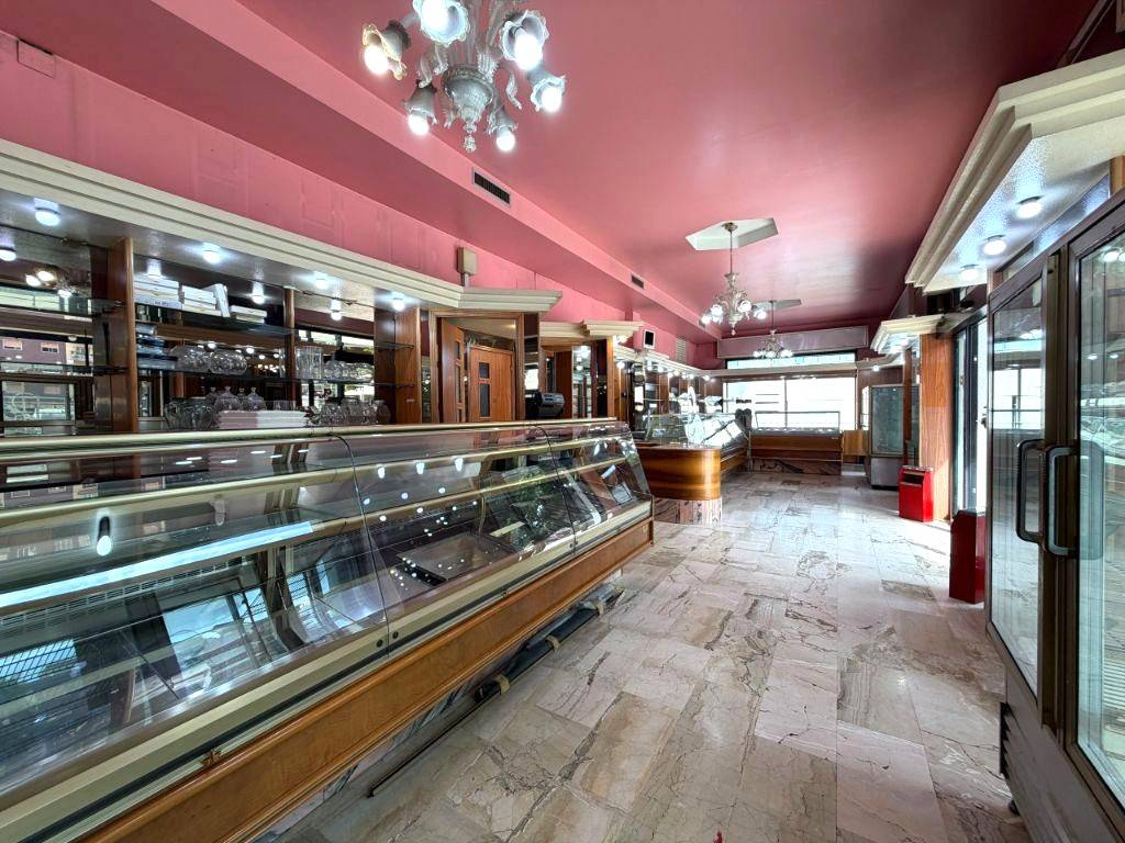 Locale commerciale in affitto a Palermo, Strasburgo