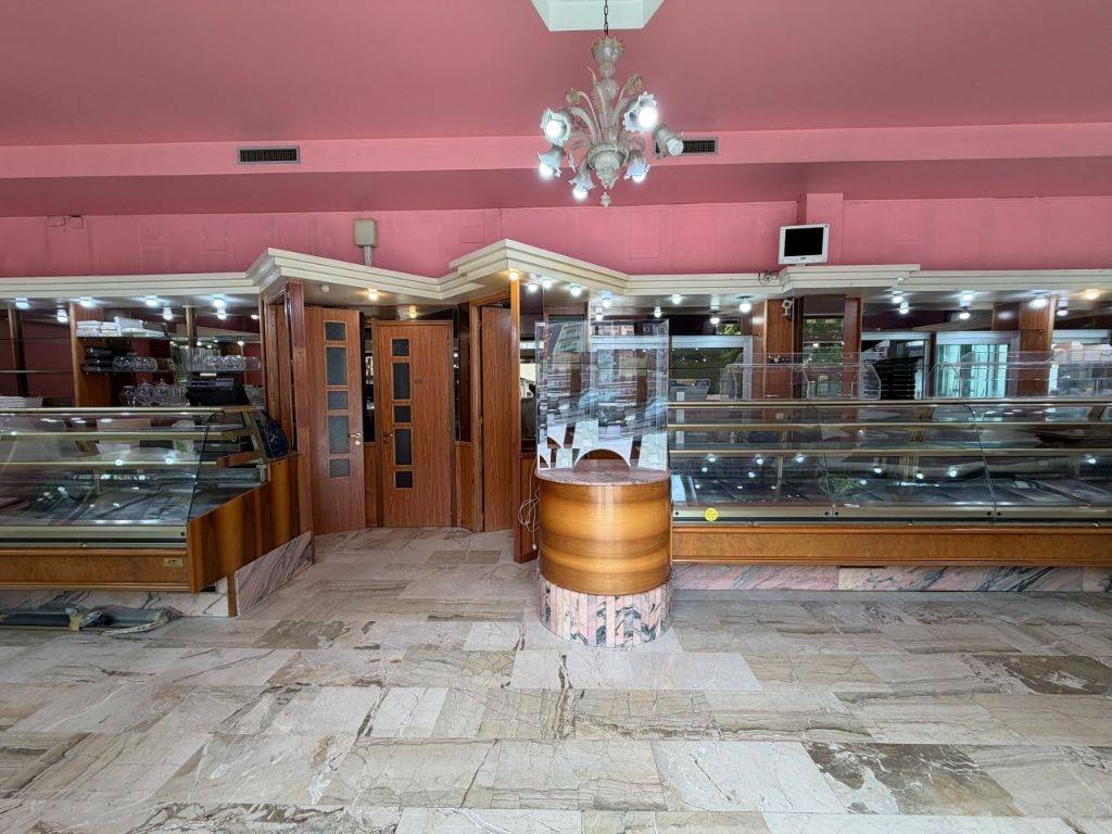 Locale commerciale in affitto a Palermo, Strasburgo