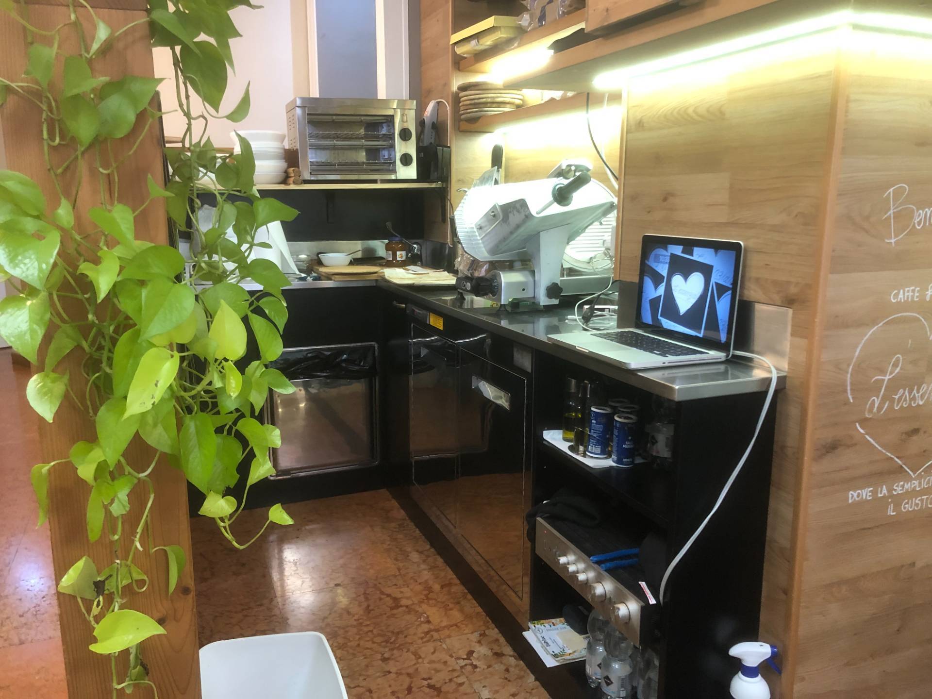 Bar con cucina in vendita a Verona, Valverde