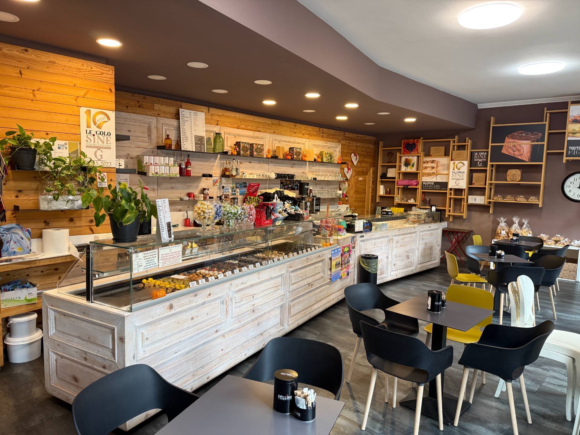 Bar in vendita a Verona, Golosine