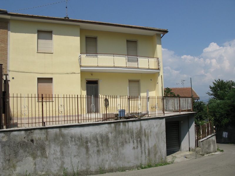 Casa indipendente con terrazzo a Montecalvo Irpino