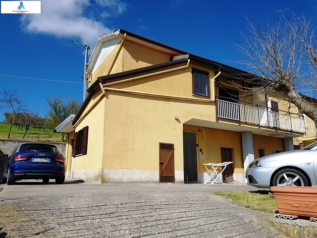 Casa indipendente con box a Montecalvo Irpino