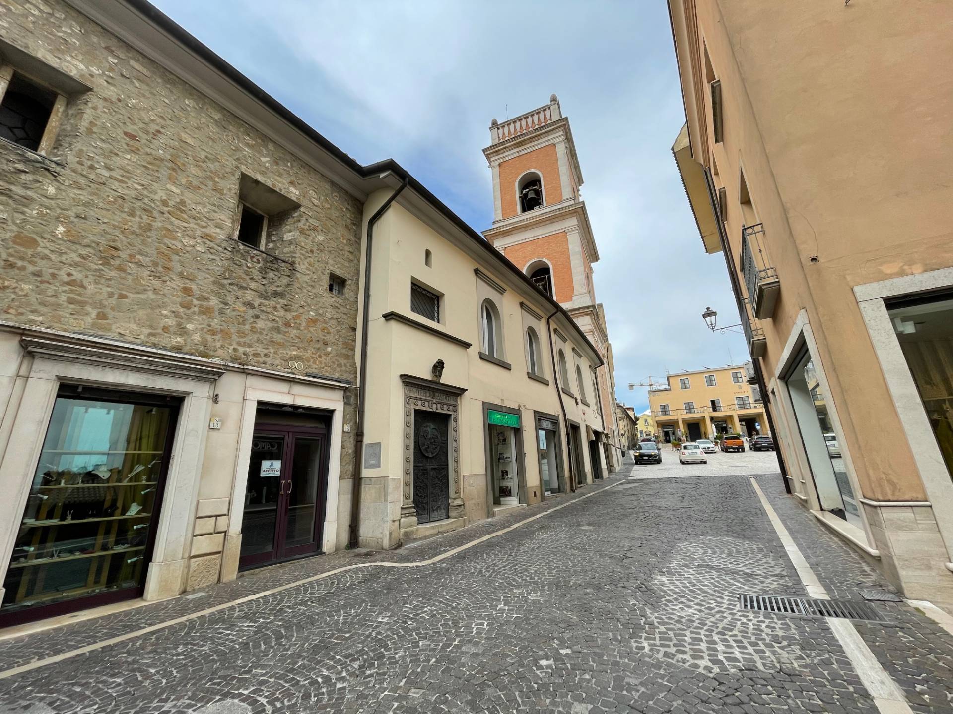 Locale commerciale in affitto a Ariano Irpino, via roma