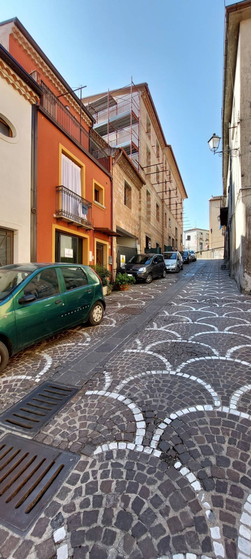 Locale commerciale in vendita a Ariano Irpino, via umberto I
