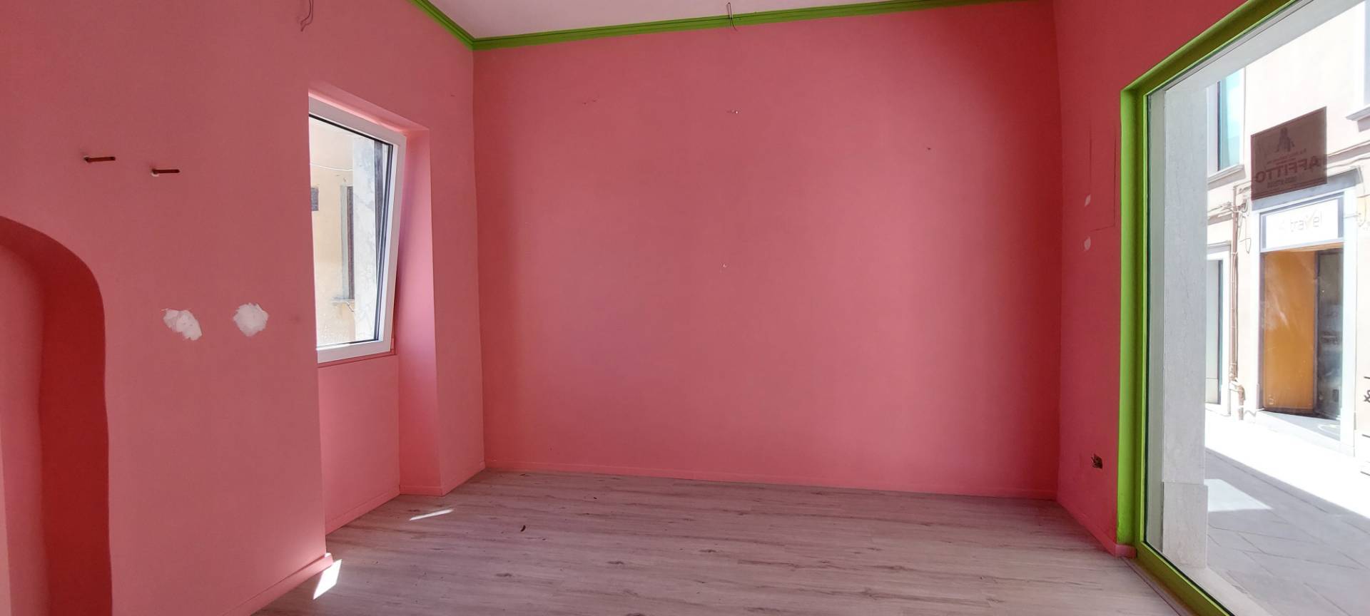 Locale commerciale in affitto a Ariano Irpino, via d'afflitto