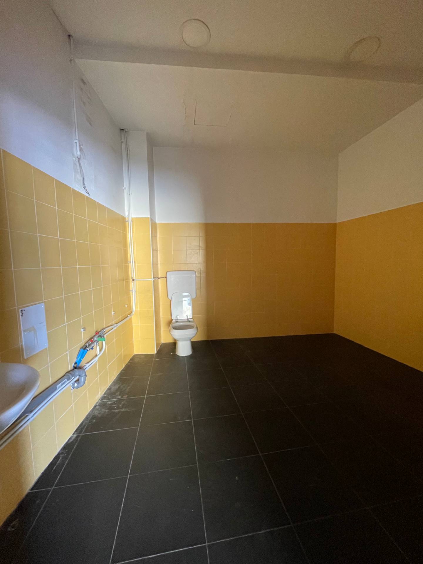 Locale commerciale in vendita a Ariano Irpino, via tigli