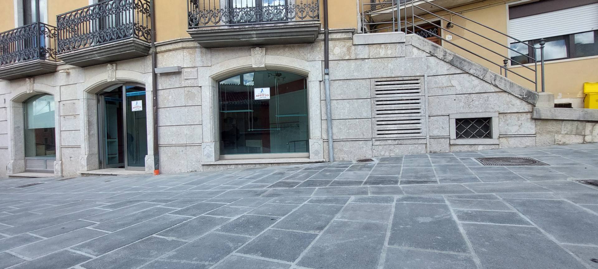 locale commerciale in affitto a Ariano Irpino, via d'afflitto