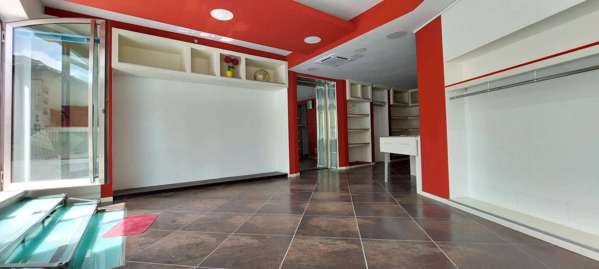 locale commerciale in affitto a Ariano Irpino, via d'afflitto