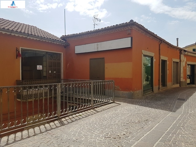 Locale commerciale in affitto a Ariano Irpino, via d'afflitto