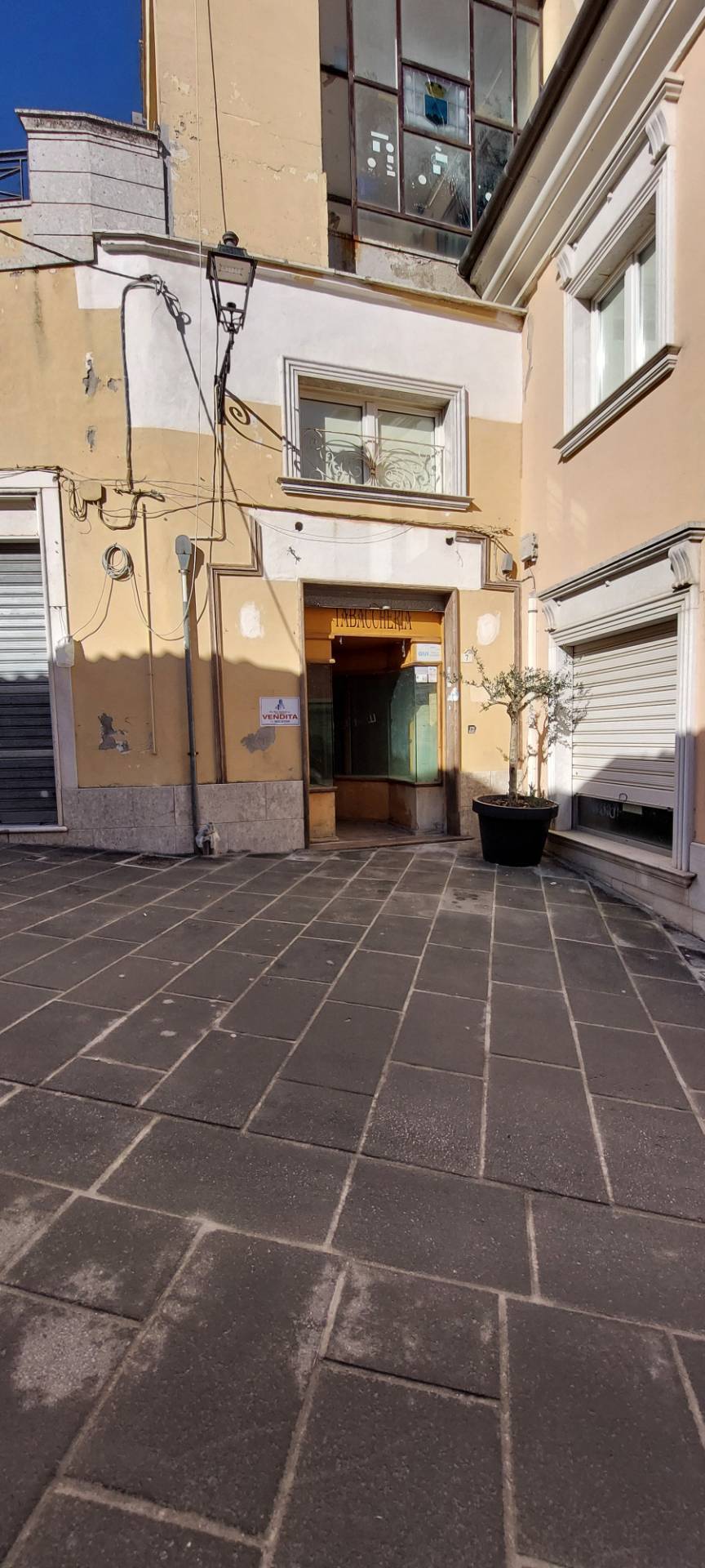locale commerciale in vendita a Ariano Irpino, via d'afflitto