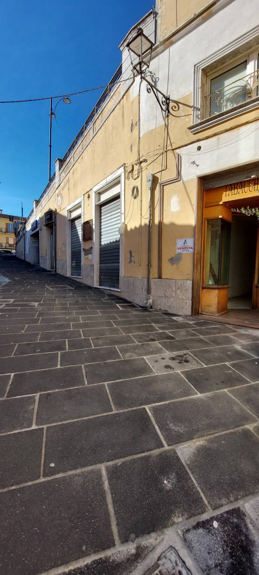 locale commerciale in vendita a Ariano Irpino, via d'afflitto
