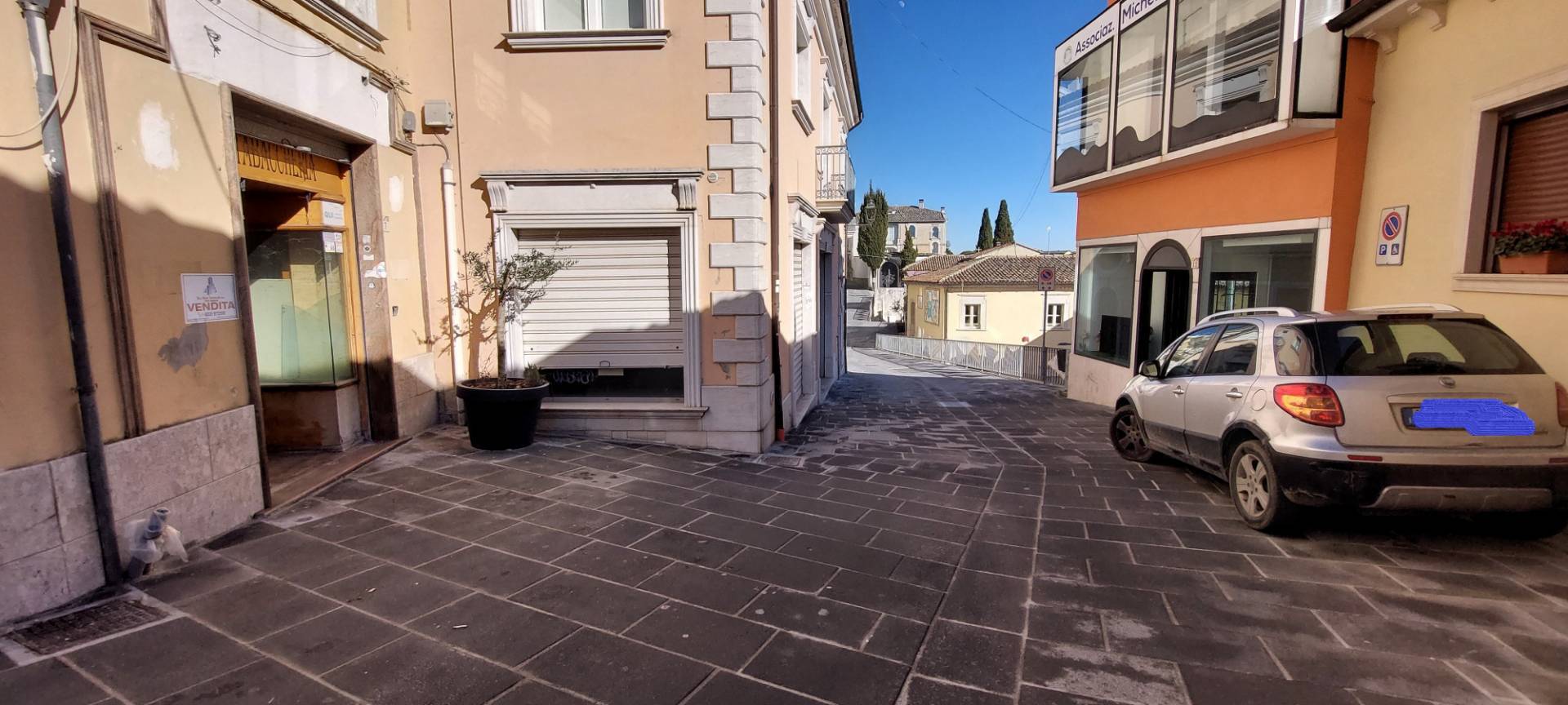 locale commerciale in vendita a Ariano Irpino, via d'afflitto