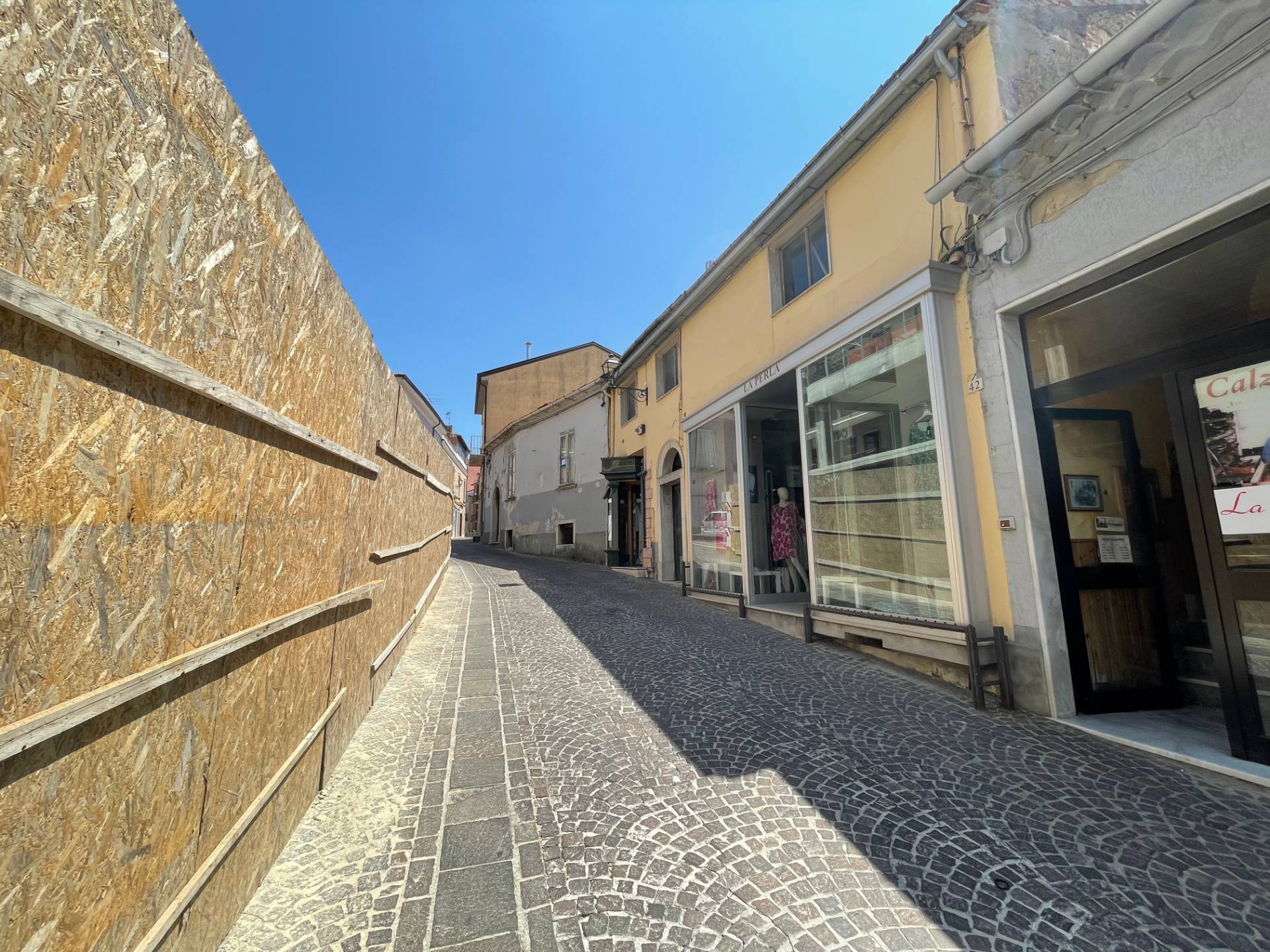 Locale commerciale in vendita a Ariano Irpino, via d'afflitto