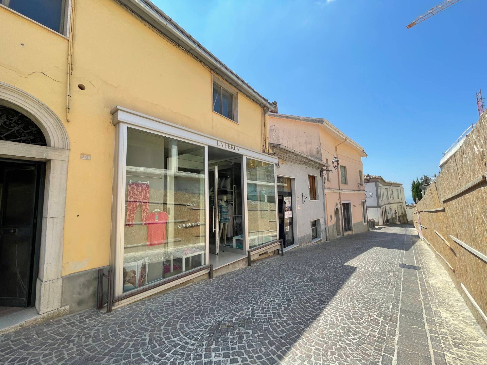Locale commerciale in vendita a Ariano Irpino, via d'afflitto
