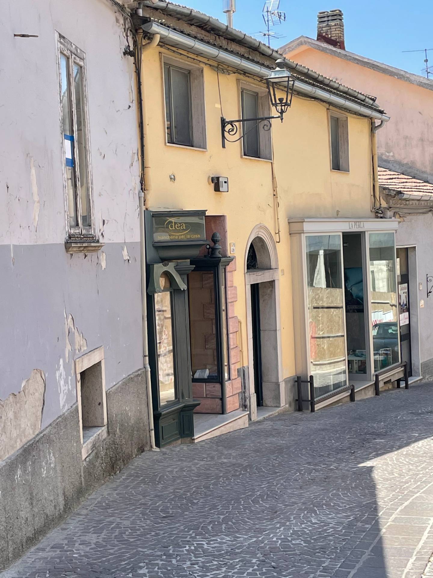 Locale commerciale in vendita a Ariano Irpino, via d'afflitto