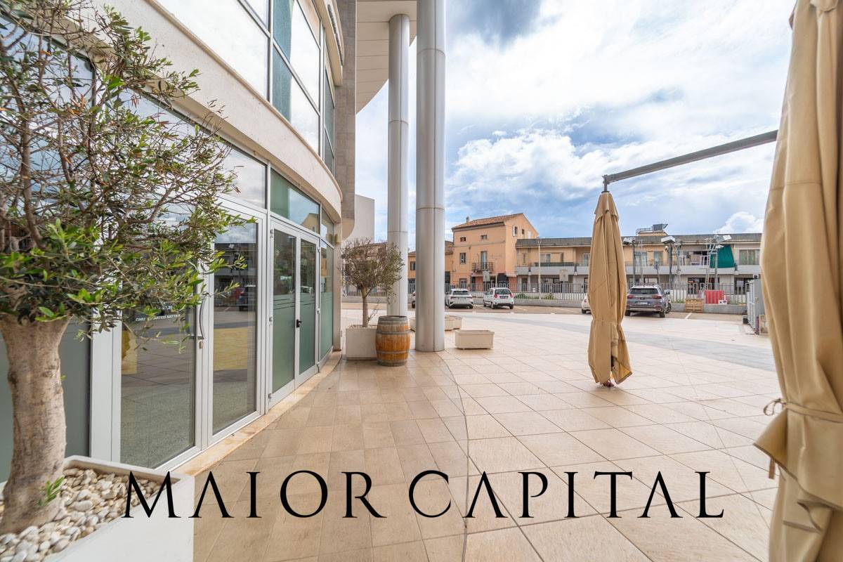 Locale commerciale in vendita a Olbia, San Simplicio