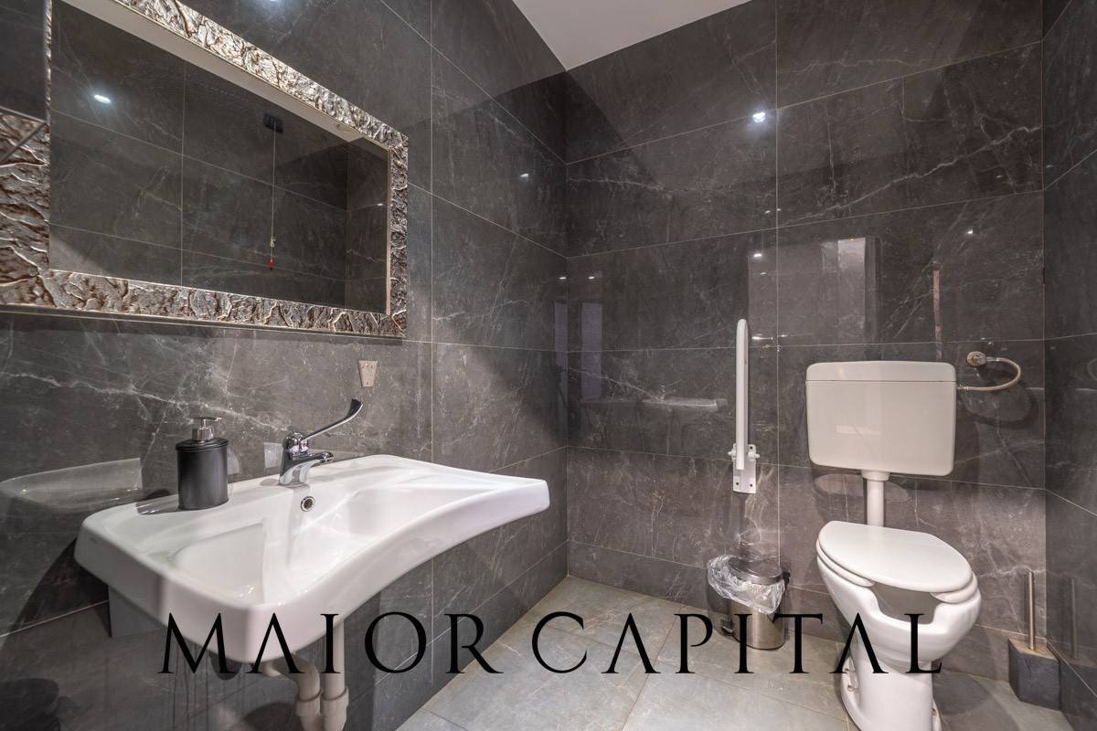 Locale commerciale in vendita a Olbia, San Simplicio