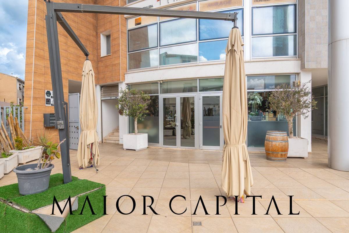 Locale commerciale in vendita a Olbia, San Simplicio