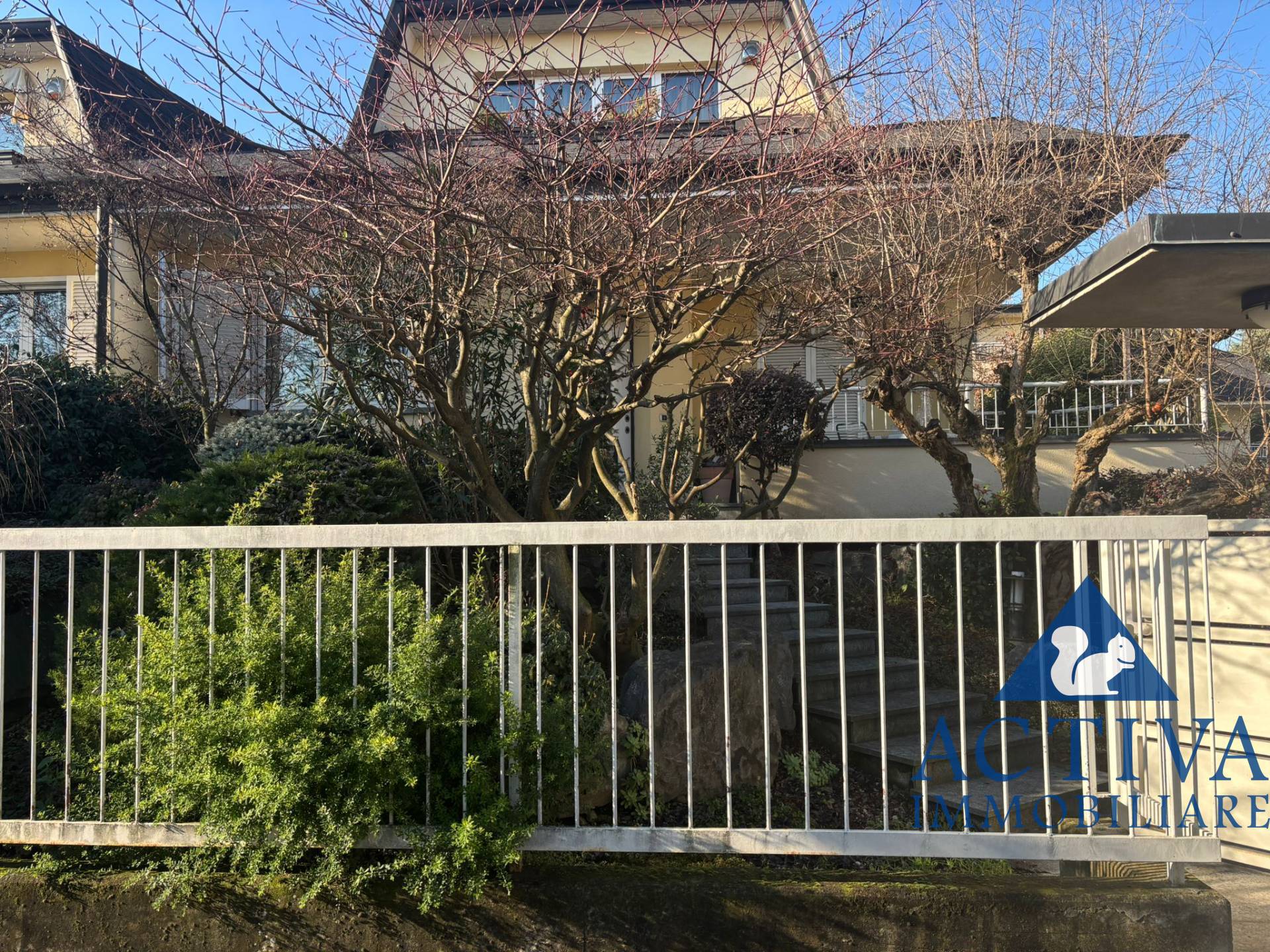 villa bifamiliare in vendita a Magnago