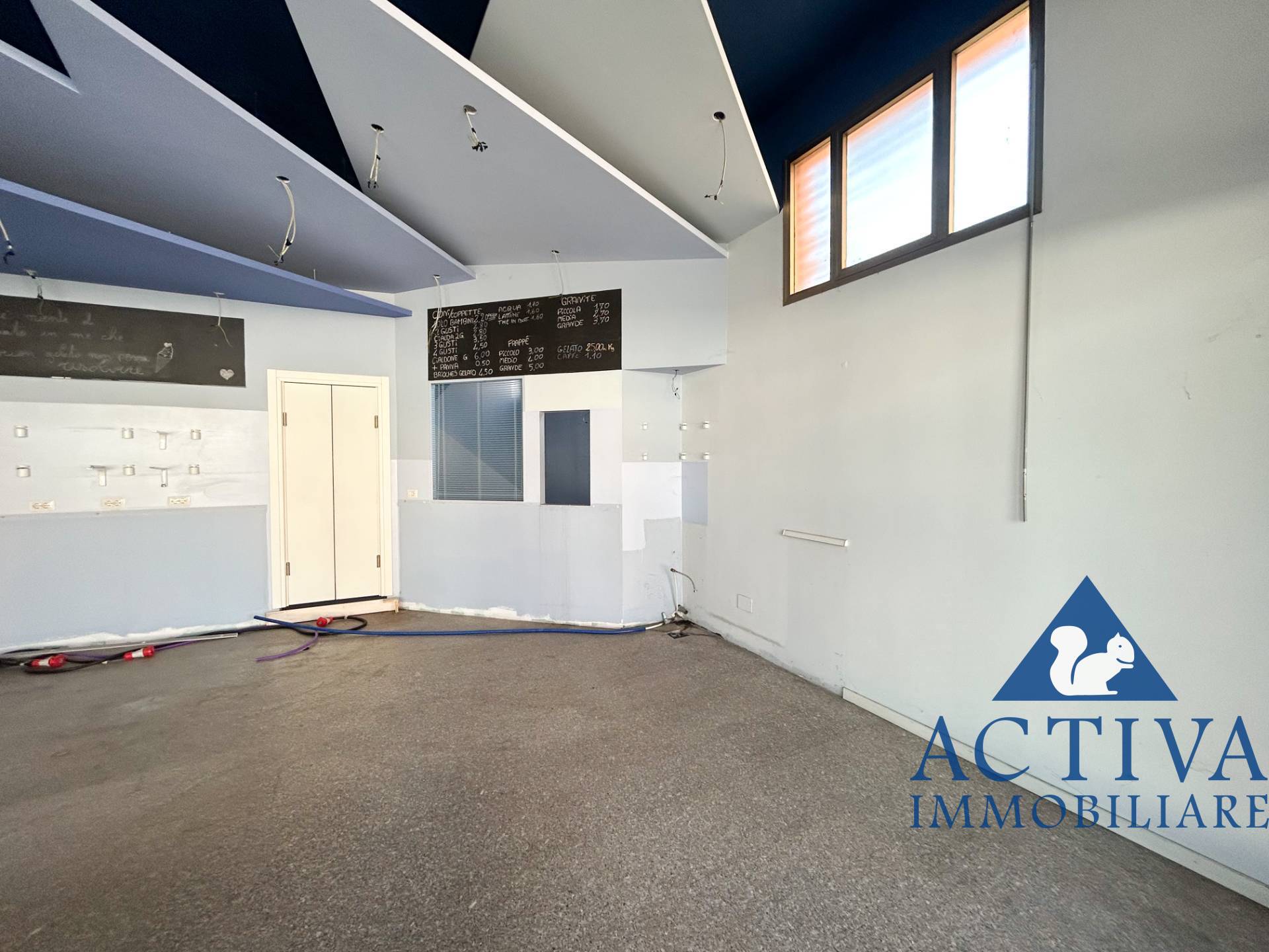 Locale commerciale in affitto a Busto Arsizio