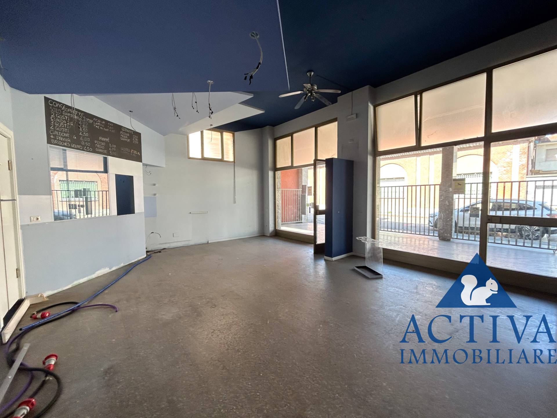 Locale commerciale in affitto a Busto Arsizio