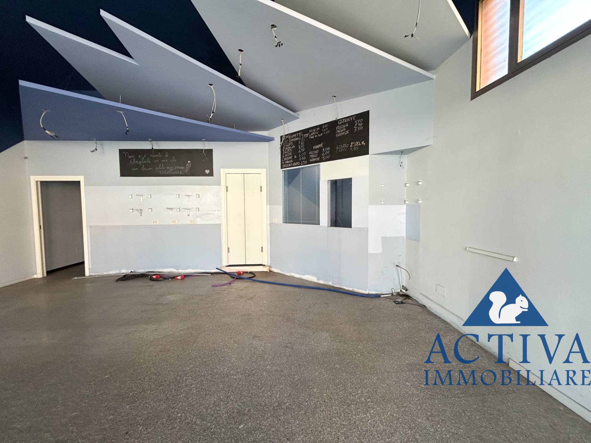 Locale commerciale in affitto a Busto Arsizio