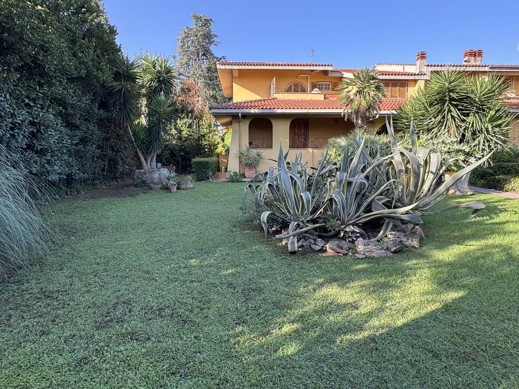 Bifamiliare in vendita a Roma, Infernetto